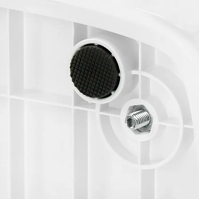 Voltomat Elektro-Luftentfeuchter - 205 W, Entfeuchtungsleistung: 10 l/Tag, L x B x H: 20,5 x 27 x 40,8 cm, Weiß - Detailansicht eines weißen Möbelfußes mit schwarzem Anti-Rutsch-Pad und silberner Schraube zur Höhenverstellung.