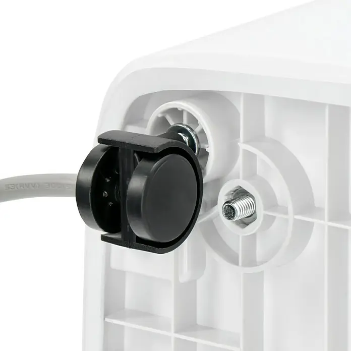 Voltomat Elektro-Luftentfeuchter - 205 W, Entfeuchtungsleistung: 10 l/Tag, L x B x H: 20,5 x 27 x 40,8 cm, Weiß - Detailaufnahme der Rollen eines weißen Klimageräts, die eine einfache Mobilität des Geräts gewährleisten.