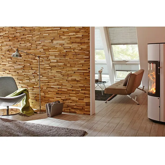 Panel de revestimiento Ultrawood Teca Firenze - 49,5 cm x 18 cm x 15 mm - Una sala de estar moderna con pared decorativa de madera, sillón gris y chimenea elegante.