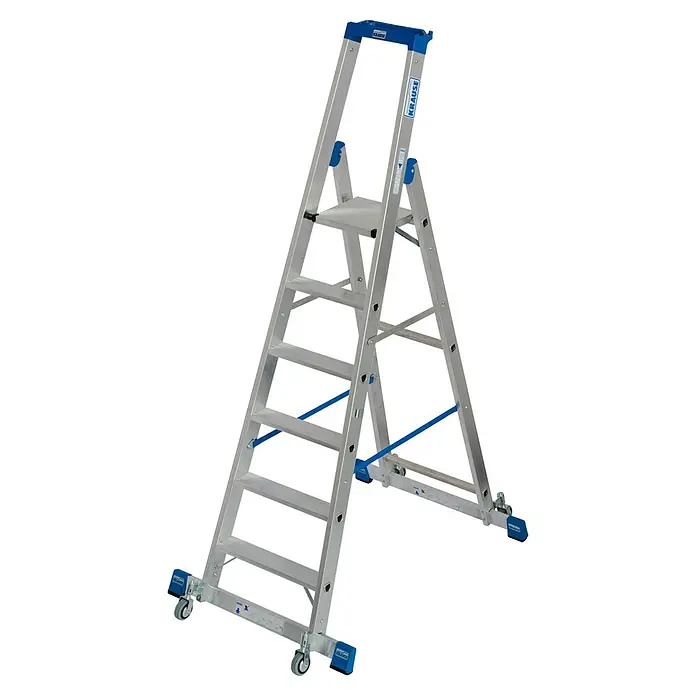 Krause Stabilo Stehleiter Fahrbar mit Traverse - Anzahl Tritte: 6 Stk., Arbeitshöhe: 3,4 m, Aluminium - Das Bild zeigt eine silberne Krause Treppe mit blauen Akzenten. Die Treppe hat mehrere Stufen und ist mit Rollen ausgestattet.
