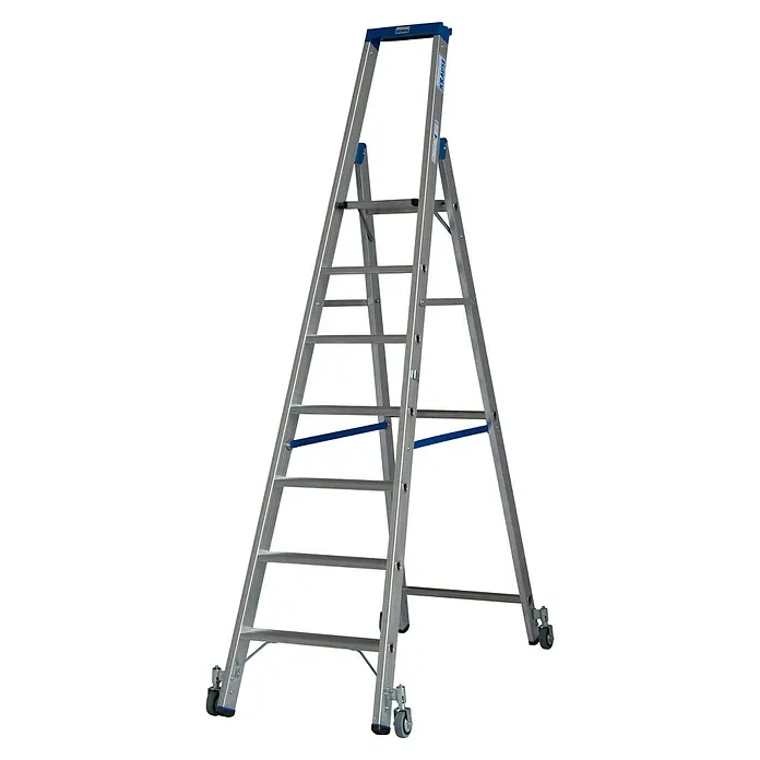 Krause Stabilo Stehleiter Fahrbar - Anzahl Tritte: 7 Stk., Arbeitshöhe: 3,65 m, Aluminium - Eine freistehende, silberne Krause Leiter mit blauen Akzenten und Rollen am unteren Ende, ideal für professionelle Arbeiten.
