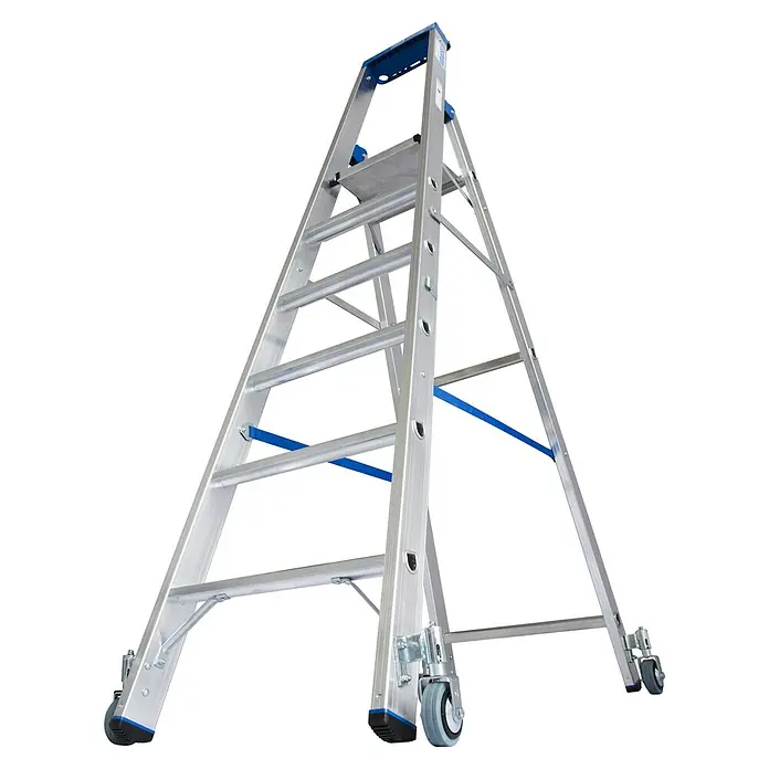 Krause Stabilo Stehleiter Fahrbar - Anzahl Tritte: 7 Stk., Arbeitshöhe: 3,65 m, Aluminium - Eine robuste, fahrbare Aluleiter mit breiten Stufen und blauen Akzenten, ideal für sicheres Arbeiten in der Höhe.