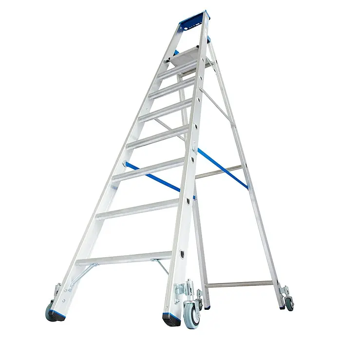 Krause Stabilo Stehleiter Fahrbar - Anzahl Tritte: 8 Stk., Arbeitshöhe: 3,9 m, Aluminium - Das Bild zeigt eine silberne Aluminium-Stehleiter mit blauen Akzenten und Rollen an den Füßen vor einem schwarzen Hintergrund.