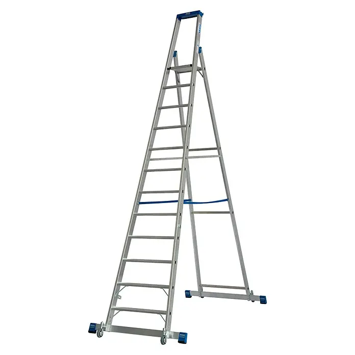 Krause Stabilo Stehleiter Fahrbar mit Traverse - Anzahl Tritte: 12 Stk., Arbeitshöhe: 4,8 m, Aluminium - Eine hochwertige, zusammenklappbare Mehrzweckleiter von Krause mit breiten Stufen und blauen Details, ideal für verschiedene Arbeiten.