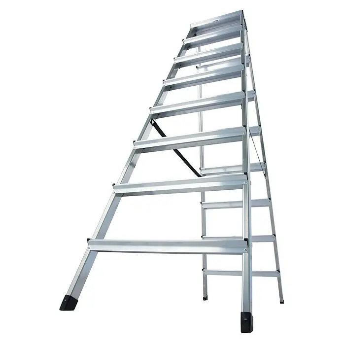 Krause Monto Doppel-Stehleiter Dopplo - Arbeitshöhe: 3,3 m, Anzahl Tritte: 16 Stk., Belastbarkeit: 150 kg, Aluminium - Aufnahme einer freistehenden, silberfarbenen Aluminiumleiter mit schwarzer Gummierung an den Füßen vor einem neutralen, schwarzen Hintergrund.