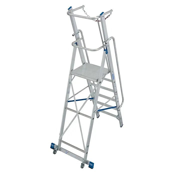 Krause Stabilo Stehleiter - Anzahl Tritte: 6 Stk., Arbeitshöhe: 3,4 m, Aluminium, Sicherheitsbügel - Ein stabiles, silberfarbenes Arbeitsgerüst mit einer geriffelten Plattform und blauen Akzenten für sichere Arbeiten in der Höhe.