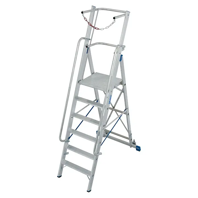 Krause Stabilo Stehleiter - Anzahl Tritte: 6 Stk., Arbeitshöhe: 3,4 m, Aluminium, Sicherheitsbügel - Bild einer silbernen Krause-Arbeitsbühne mit Haltegriff und roter Kette für sicheres Arbeiten in der Höhe.