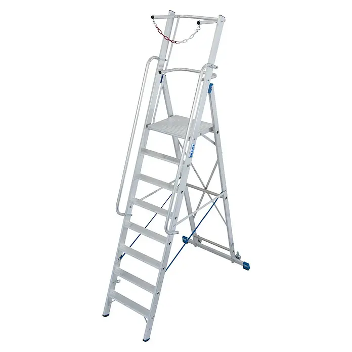 Krause Stabilo Stehleiter - Anzahl Tritte: 8 Stk., Arbeitshöhe: 3,9 m, Aluminium, Sicherheitsbügel - Bild einer silbernen Klapptreppe mit Handlauf und Plattform. Sie verfügt über blaue Akzente und eine rote Sicherheitskette.