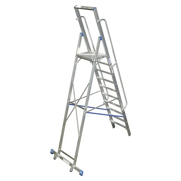 Krause Stabilo Stehleiter - Anzahl Tritte: 10 Stk., Arbeitshöhe: 4,35 m, Aluminium, Handläufe - Eine silberne, rollbare Arbeitsplattformleiter mit Haltegriff und Stufen. Sie besteht aus leichtem Metall und hat blaue Akzente.