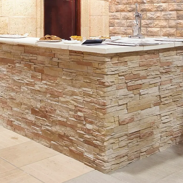 Revestimiento de piedra Petra Agata - Cantidad total: 4 pzs., Agata - Una barra con un revestimiento de piedra llamativo ofrece una barra acogedora con alimentos y bebidas, perfecta para recibir invitados.