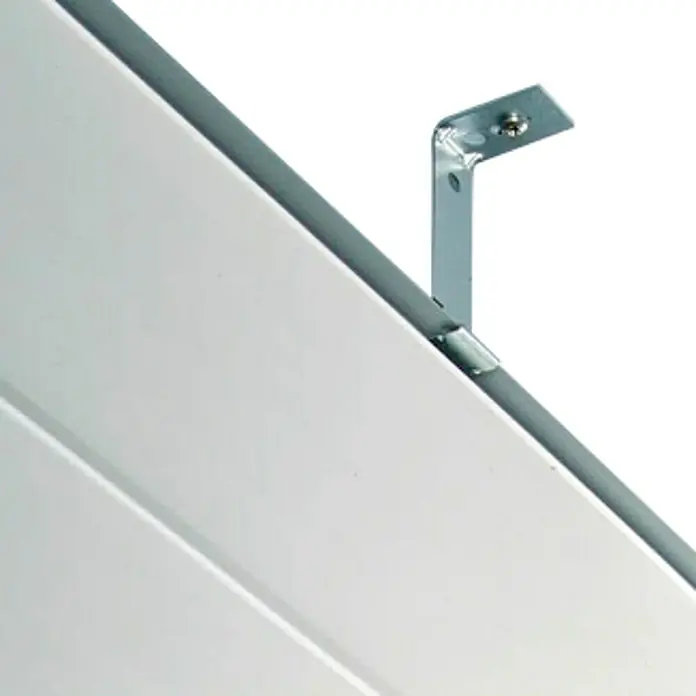 Grosfillex Gancho de suspensión - Plateado, 116 x 27 x 215 mm - Primer plano de un soporte de techo metálico sujeto a una superficie blanca. Asegura el montaje seguro del panel del techo.
