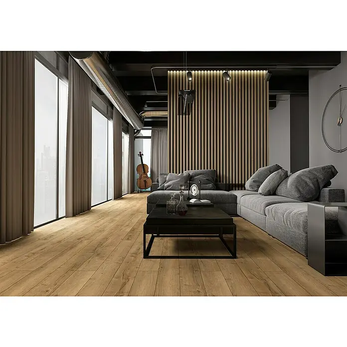 LOGOCLIC Junta de transición Wild - 2,44 m x 42 mm x 16 mm, Pegado - Sala de estar con sofá moderno, suelo de madera y una elegante mesa de centro. Un violín se encuentra decorativo al fondo de la habitación.