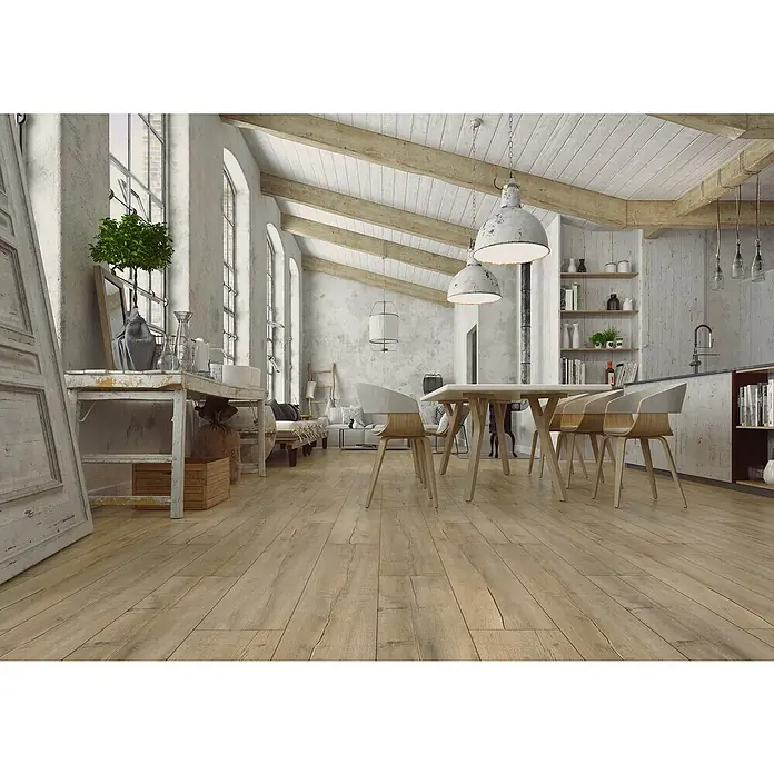 LOGOCLIC Junta de transición Palermo/Baltimore/Winter/Sintra - 2,44 m x 42 mm x 12 mm, Pegado - Interior de una habitación luminosa con suelo de madera, mesa de comedor con sillas bajo lámparas colgantes, creando un ambiente acogedor.