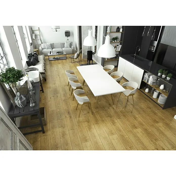 LOGOCLIC Junta de transición Carpatos - 2,44 m x 42 mm x 16 mm, Pegado - Un comedor moderno y luminoso con una gran mesa blanca rodeada de elegantes sillas, bajo llamativas lámparas colgantes.