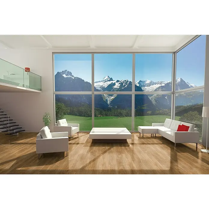 LOGOCLIC Junta de transición Apuan/Cascais/Kobe - 2,44 m x 42 mm x 12 mm, Pegado - Elegante sala de estar con grandes ventanales y muebles claros. El diseño minimalista complementa las impresionantes vistas a la montaña.