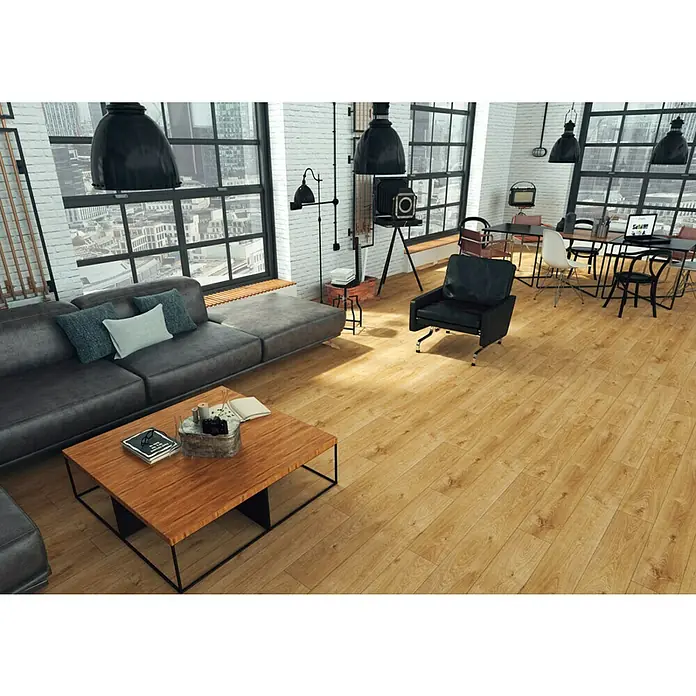 LOGOCLIC Junta de transición Apuan/Cascais/Kobe - 2,44 m x 42 mm x 12 mm, Pegado - Acogedora sala de estar con un moderno sofá gris y una elegante mesa de centro de madera con estructura de metal negro.
