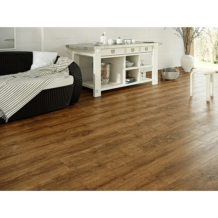 LOGOCLIC Rodapié Roble Halley - 220 cm x 15 mm x 80 mm, MDF - Vista interior que muestra un hermoso suelo de madera dura marrón cálido, que agrega un ambiente acogedor y natural a la habitación.
