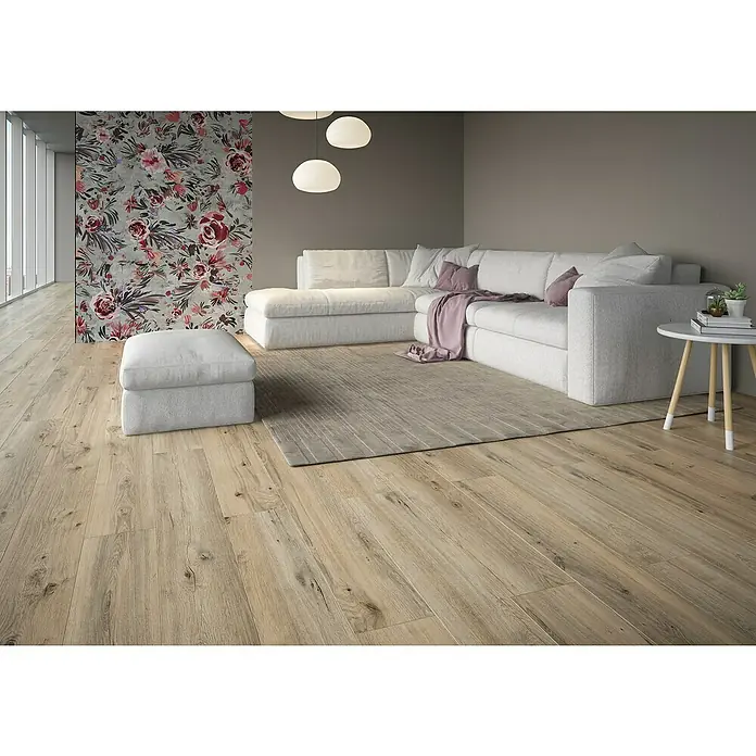 LOGOCLIC Junta de transición Genuine/Lunar - 2,44 m x 42 mm x 12 mm, Pegado - Luminoso salón con suelo de madera, sofá de esquina, alfombra y mesa auxiliar. El suelo de madera aporta calidez y elegancia.