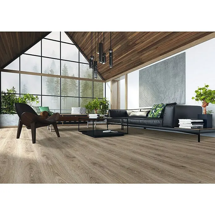 LOGOCLIC Perfil de transición New York - 2,44 m x 42 mm x 16 mm, Pegado - Una sala de estar espaciosa con un moderno suelo laminado que destaca el aspecto de madera natural y aporta calidez.