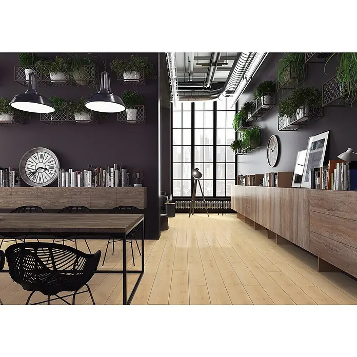 LOGOCLIC Rodapié Roble Atelier - 220 cm x 15 mm x 80 mm, MDF - Los pisos de madera clara iluminan el interior con estantería, mesa y sillas. El diseño interior combina atractivamente elementos modernos.