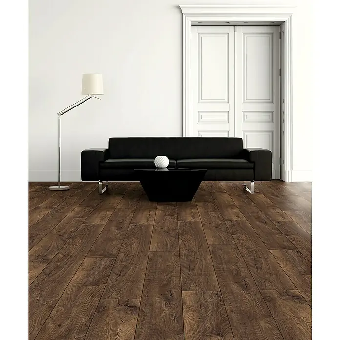 LOGOCLIC Junta de transición Florencia - 2,44 m x 42 mm x 16 mm, Pegado - Vista moderna de la sala de estar con pisos de madera oscura, un sofá negro, lámpara de pie y puerta.