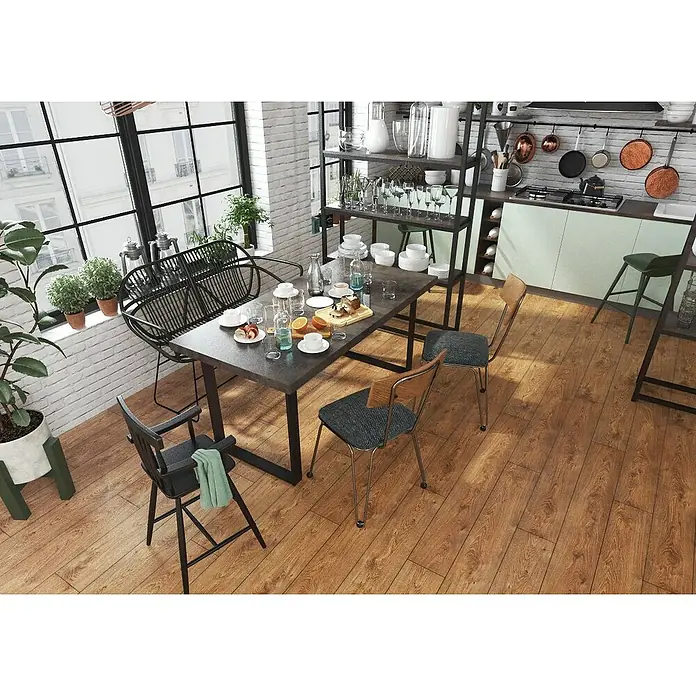LOGOCLIC Junta de transición Gales - 2,44 m x 42 mm x 12 mm, Pegado - Comedor con mesa, sillas y banco junto a la ventana, decorado con vajilla y plantas. Decoración moderna y acogedora.