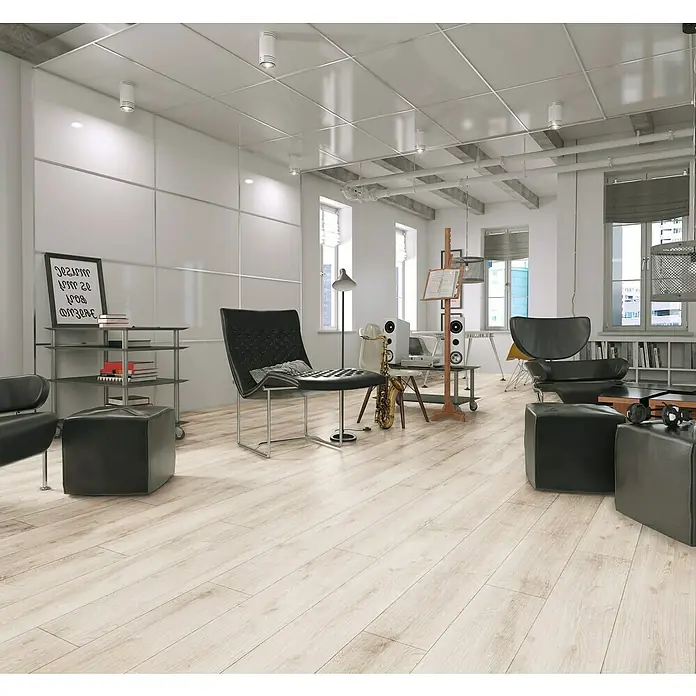 LOGOCLIC Rodapié Roble Calgary - 220 cm x 15 mm x 80 mm, MDF - Una sala de estar luminosa con sillones y otomanas de cuero negro, un saxofón y estanterías minimalistas, ideal para amantes de la música y diseño moderno.