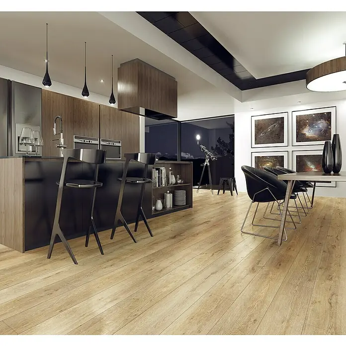 LOGOCLIC Junta de transición Massai - 2,44 m x 42 mm x 12 mm, Pegado - Suelo de madera clara en un diseño de cocina moderno. El suelo complementa los toques oscuros de los muebles, creando un ambiente cálido.