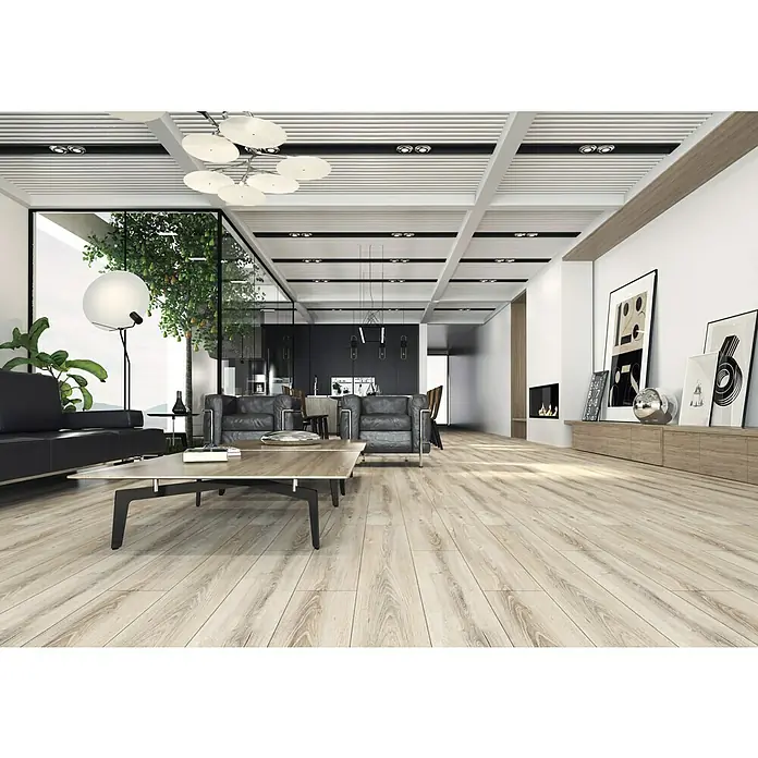 LOGOCLIC Rodapié Roble Glasgow - 220 cm x 15 mm x 80 mm, MDF - Amplio salón con suelos de madera clara, iluminación moderna y muebles elegantes, creando un ambiente acogedor y sofisticado.
