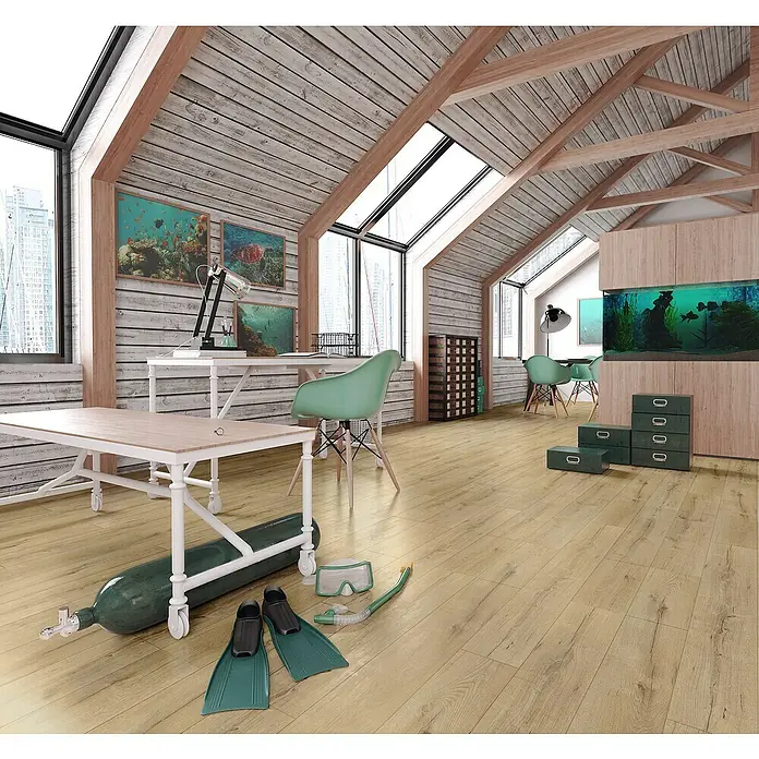 LOGOCLIC Junta de transición Vulcan/Selva - 2,44 m x 42 mm x 12 mm, Pegado - Habitación con escritorio y equipo de buceo. Botella de oxígeno, aletas, gafas y snorkel están en el suelo de madera.