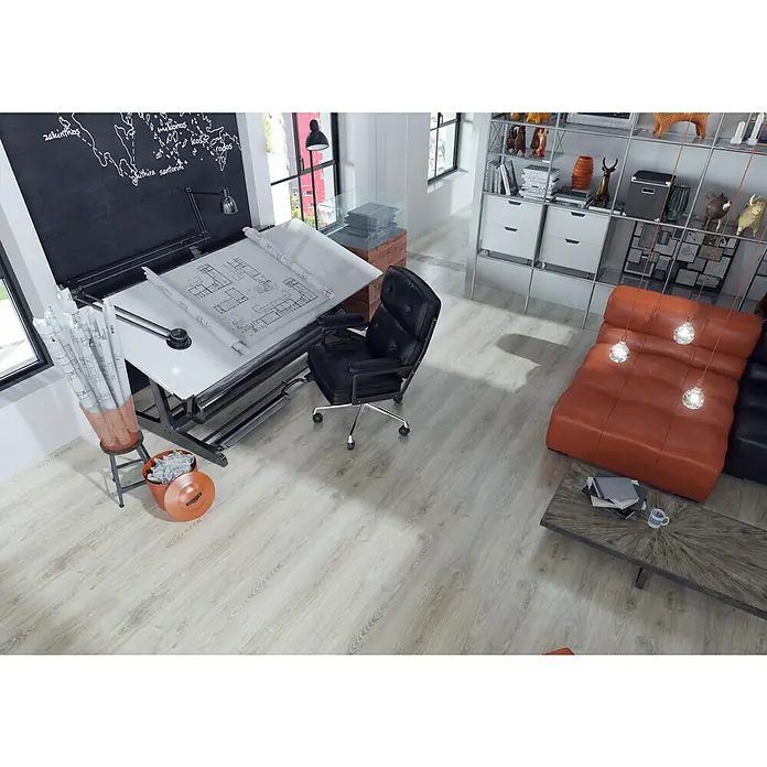 LOGOCLIC Rodapié Roble Mustang - 220 cm x 15 mm x 80 mm, MDF - Un espacio de oficina moderno cuenta con un piso de madera clara, mesa de dibujo y un sofá naranja, que irradia un estilo minimalista.
