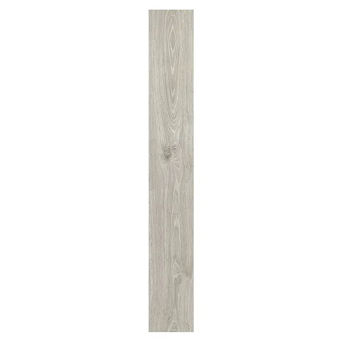 LOGOCLIC Laminado Roble Mustang - 1.380 x 193 x 8 mm, AC5 - Primer plano de una baldosa alargada con aspecto de madera con patrones de vetas en grises suaves y encanto rústico para suelos elegantes.