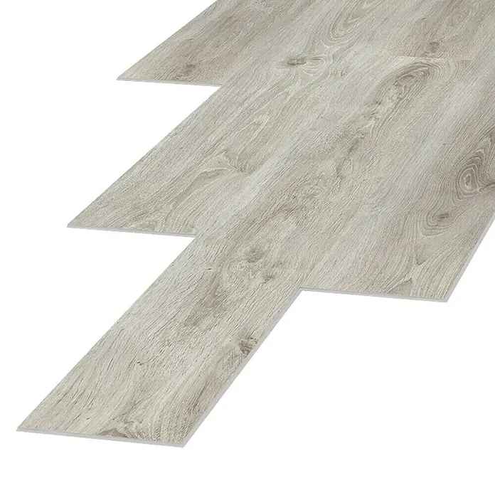 LOGOCLIC Laminado Roble Mustang - 1.380 x 193 x 8 mm, AC5 - Primer plano de tablones de suelo de vinilo gris claro con un efecto de veta de madera entrelazados.