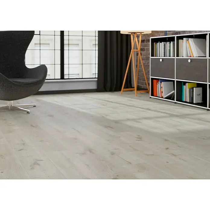 LOGOCLIC Laminado Roble Winter - 1.380 x 193 x 8 mm, AC4 - Interior que muestra suelo de madera clara, sillón y librería en espacio elegante y luminoso.