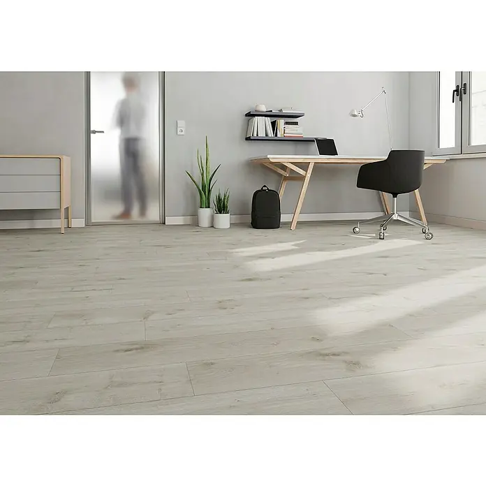 LOGOCLIC Laminado Roble Winter - 1.380 x 193 x 8 mm, AC4 - El suelo laminado de madera clara ilumina la habitación, complementado con un escritorio, silla de oficina y plantas que crean un ambiente de trabajo moderno y tranquilo.