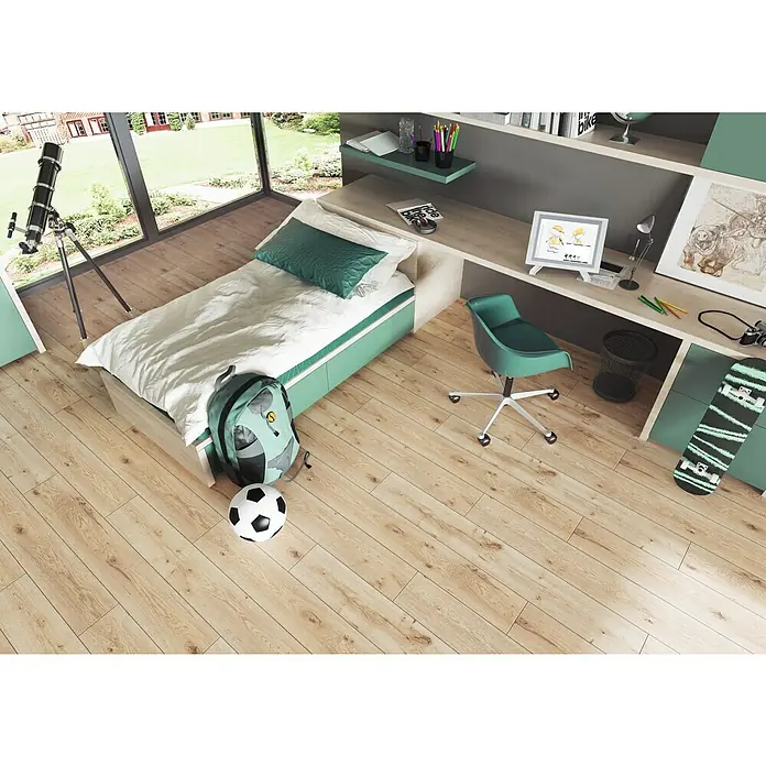 LOGOCLIC Junta de transición Habana - 2,44 m x 42 mm x 12 mm, Pegado - Habitación infantil luminosa con suelo de madera, detalles verdes, escritorio, silla, cama, telescopio y accesorios de niño, ideal para jugar y aprender.