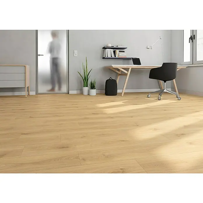 LOGOCLIC Junta de transición Di Trevi - 2,44 m x 42 mm x 12 mm, Pegado - Espacio de trabajo acogedor con suelo de madera clara, escritorio y silla de oficina, ideal para un trabajo concentrado.