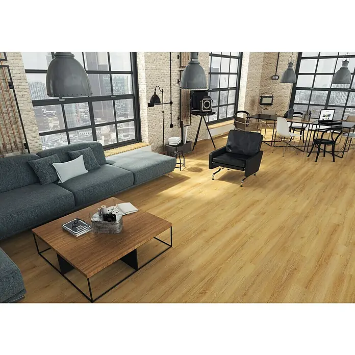 LOGOCLIC Junta de transición Olsen/Pure Oak - 2,44 m x 42 mm x 12 mm, Pegado - Amplia sala de estar con sofá gris, mesa de centro, sillón negro y grandes ventanales con vistas a la ciudad.
