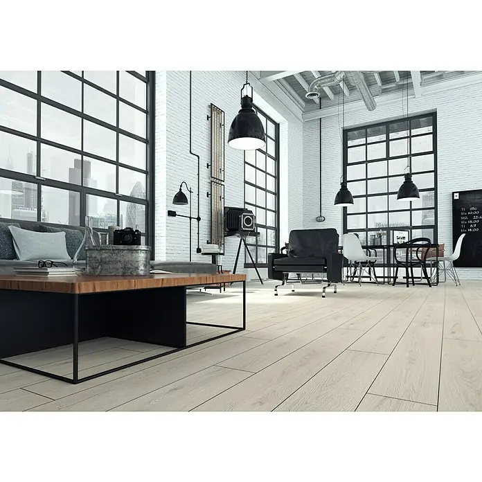 LOGOCLIC Rodapié Roble Bruma - 220 cm x 15 mm x 80 mm, MDF - Interior luminoso con una gran mesa, una cámara y una caja metálica encima. La habitación tiene pisos de madera clara y grandes ventanas.