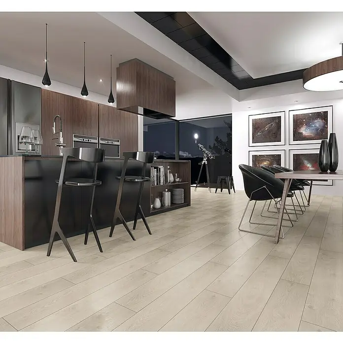 LOGOCLIC Junta de transición Ferrara - 2,44 m x 42 mm x 12 mm, Pegado - Interior elegante con suelos de madera clara, modernos taburetes de cocina y elementos de diseño elegantes que crean un ambiente acogedor.