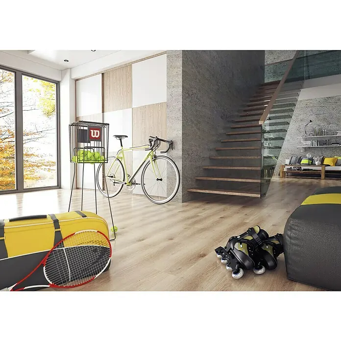 LOGOCLIC Laminado Roble Venecia - 1.380 x 193 x 10 mm, Roble, AC5 - Un interior luminoso exhibe una canasta de pelotas de tenis Wilson, una bicicleta amarilla, una bolsa de tenis, una raqueta y patines en línea sobre pisos de madera clara.
