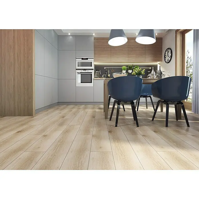 LOGOCLIC Junta de transición Venecia - 2,44 m x 42 mm x 16 mm, Pegado - Suelo de parquet claro colocado en el comedor con sillas azules y una cocina americana moderna al fondo. El parquet crea un ambiente cálido.