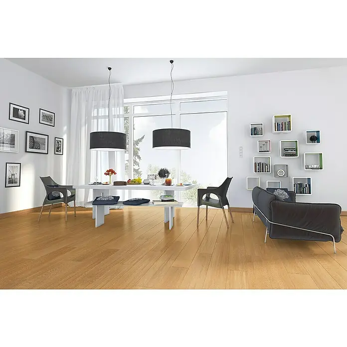 LOGOCLIC Laminado Roble Livorno - 1.380 x 193 x 8 mm, Roble, AC5 - Un salón luminoso con suelo de madera, una mesa de comedor bajo dos lámparas y un sofá gris contra una pared con estanterías.
