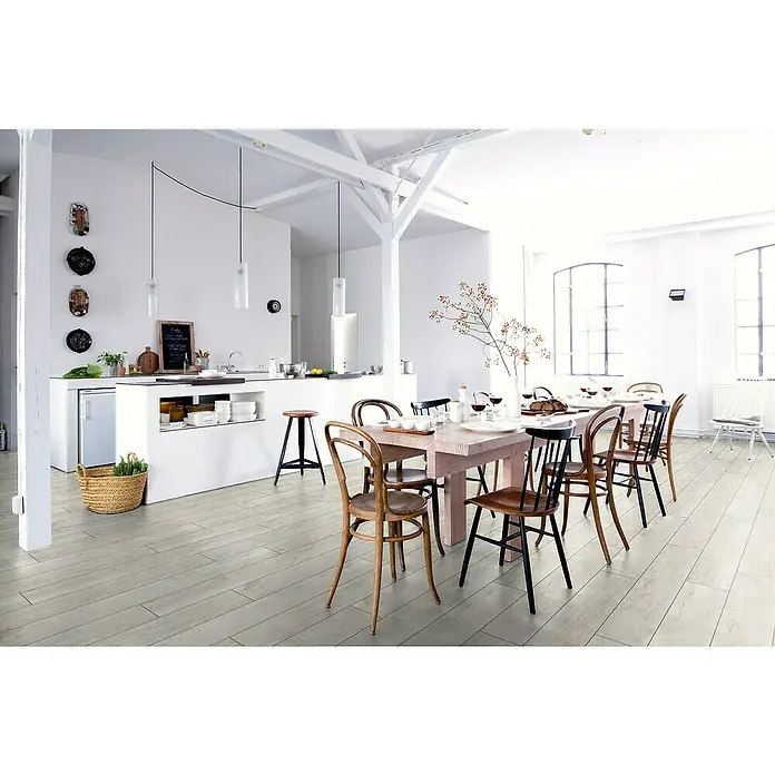 LOGOCLIC Junta de transición Acapulco/Baltimore/Alen - 2,44 m x 42 mm x 16 mm, Pegado - Cocina luminosa y acogedora con mesa de comedor y sillas modernas, ideal para reuniones. La paleta de colores suaves crea un ambiente sereno.