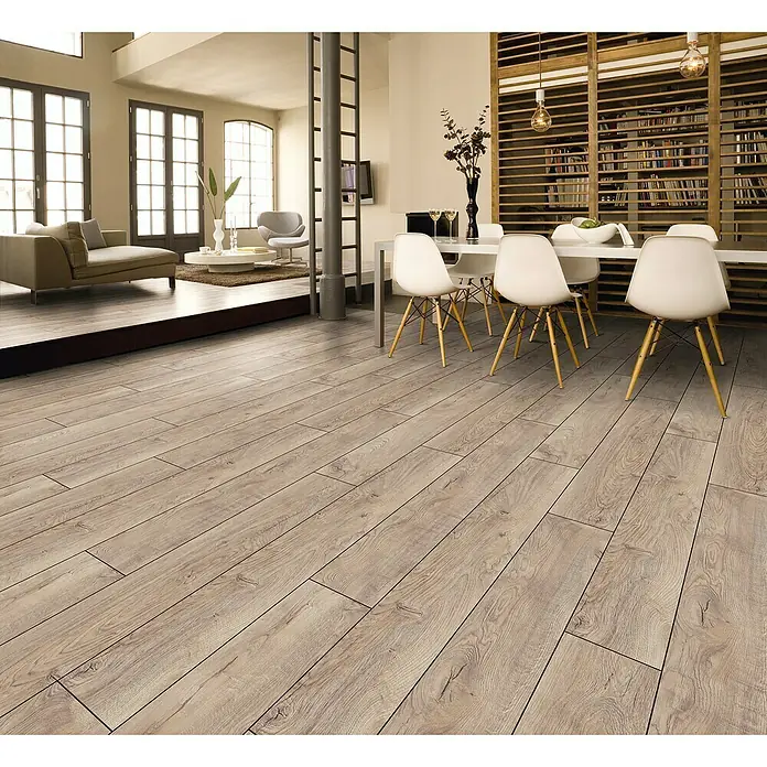 LOGOCLIC Rodapié Roble Dresden - 220 cm x 15 mm x 80 mm, MDF - Suelo laminado claro en un salón amueblado de forma moderna, creando un ambiente cálido y acogedor.