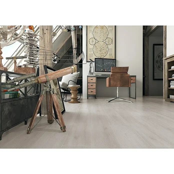 LOGOCLIC Rodapié Roble Origin - 220 cm x 15 mm x 80 mm, MDF - Una imagen detallada muestra un telescopio antiguo sobre un trípode de madera, añadiendo un toque decorativo y científico a la estética de la habitación.