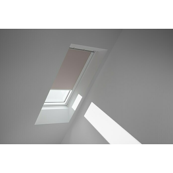 Velux Dachfensterrollo DKL SK08 4580SWLFarbe: Helltaupe - 4580SWL, Farbe Schiene: Weiß, Manuell Mood Shot