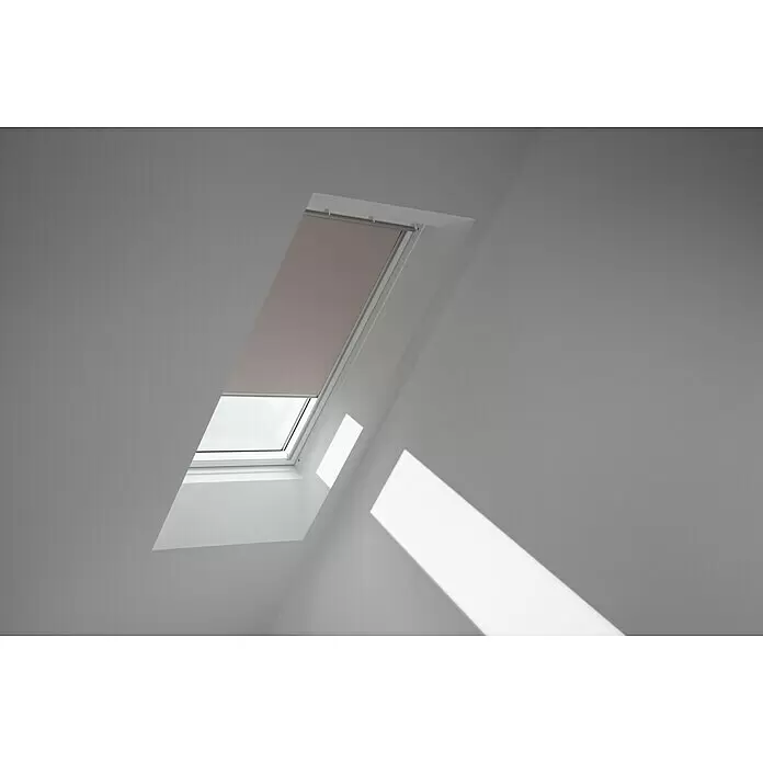 Velux Dachfensterrollo DKL Y99 4580S - Farbe: Helltaupe - 4580S, Farbe Schiene: Aluminium, Manuell - Stimmungsaufnahme