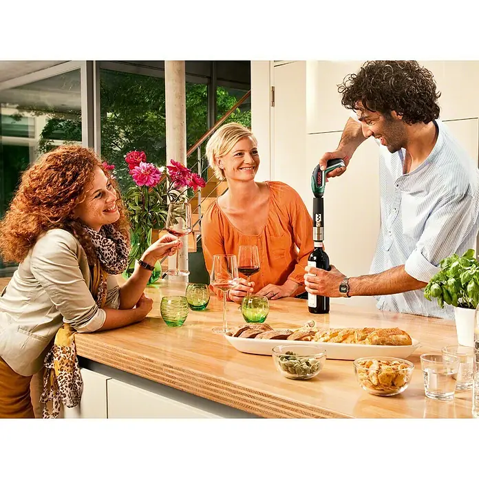 Bosch Korkenzieheraufsatz - Passend für: Bosch Easy Akkuschrauber IXO III/IV/V/VI - Eine Gruppe von Freunden, die zusammen Wein genießen, wobei ein automatischer Korkenzieher die Flasche öffnet.