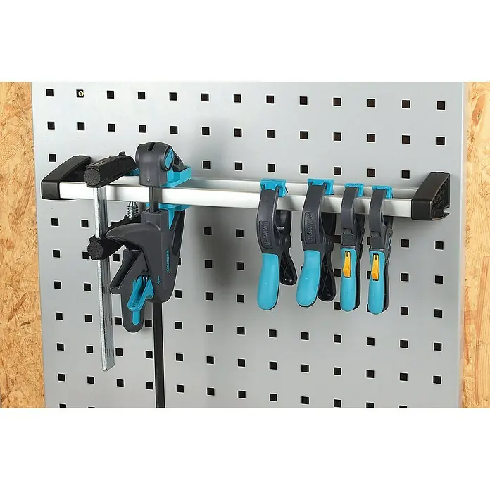 Wolfcraft Soporte portaherramientas abierto - Apto para: Herramientas de mano - Organización de taller: Sargentos y separadores de una mano Wolfcraft en un soporte de tablero perforado para herramientas, ideal para organización y acceso rápido.